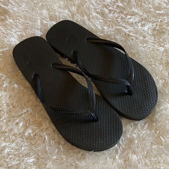 Shoes - ❗️NEW Black Flip Flops